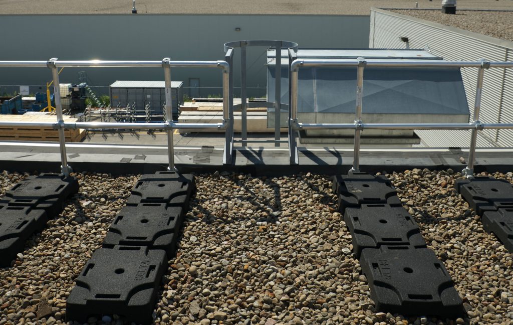 non penetrating guardrail kit for roof ladder