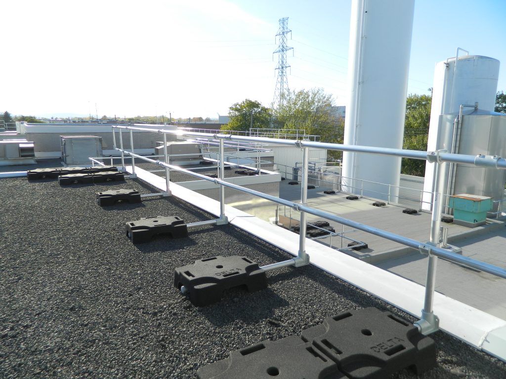 Rooftop guardrail for industrial use