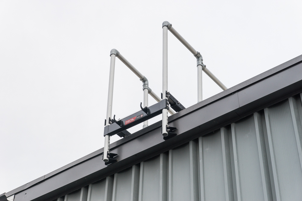 The ladder stabilizer has two hook to attach the extension ladder on 