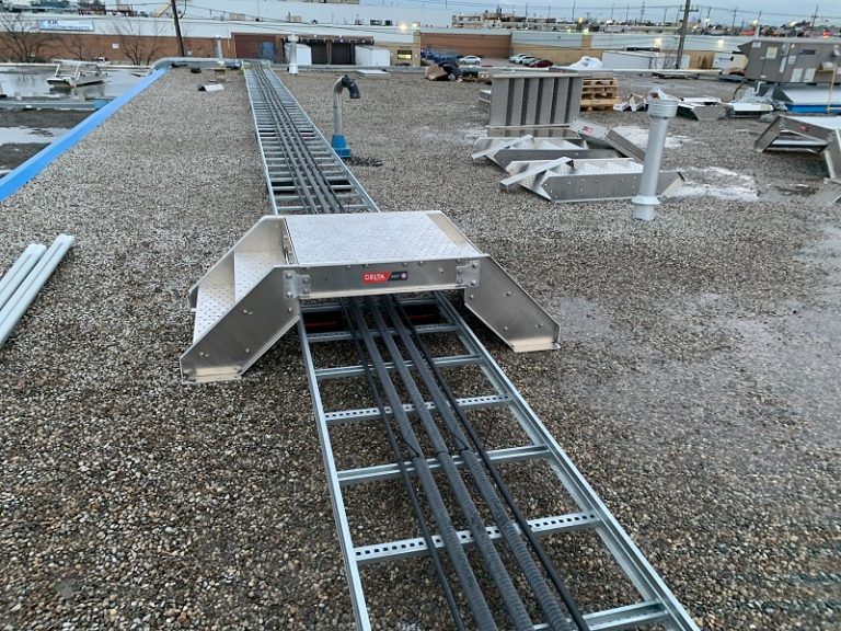 A plateform above rooftop cable trays