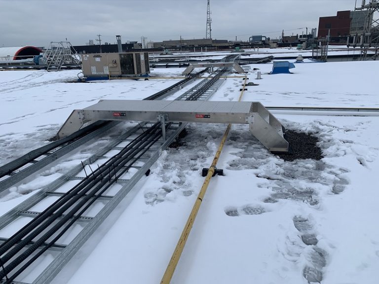 A long platform making circulation around roof cable tray easier