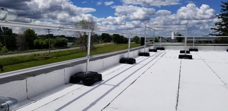 Installation de garde-corps autoportant pour déneigement de toiture à Montréal