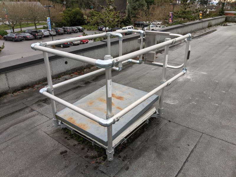 Roof hatch equipped with safety guardrail