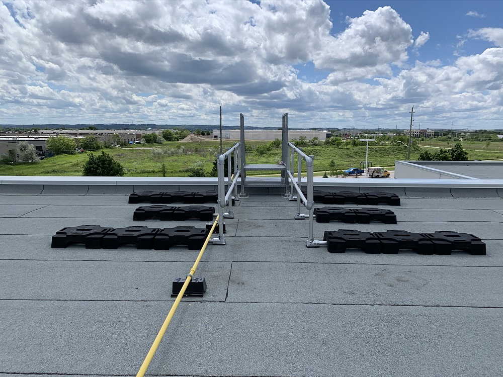 Two safety guardrail protect in user of the ladder of rooftop in Ontario