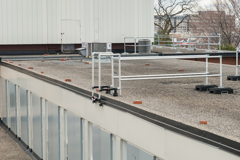 Le stabilisateur d'échelle offre un accès sécuritaire au toit plat